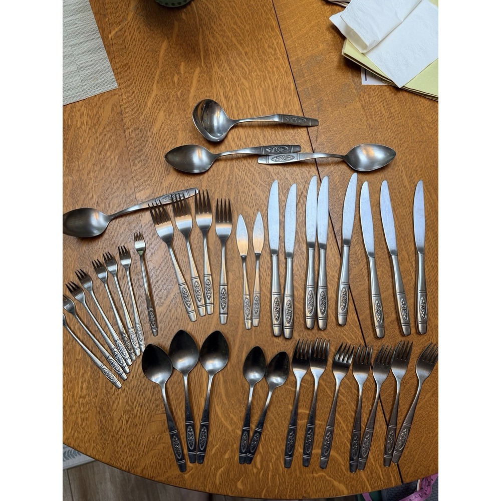 Oneida Distinction Deluxe ROSE PENDANT Stainless Steel Flatware Set of 38 Pieces